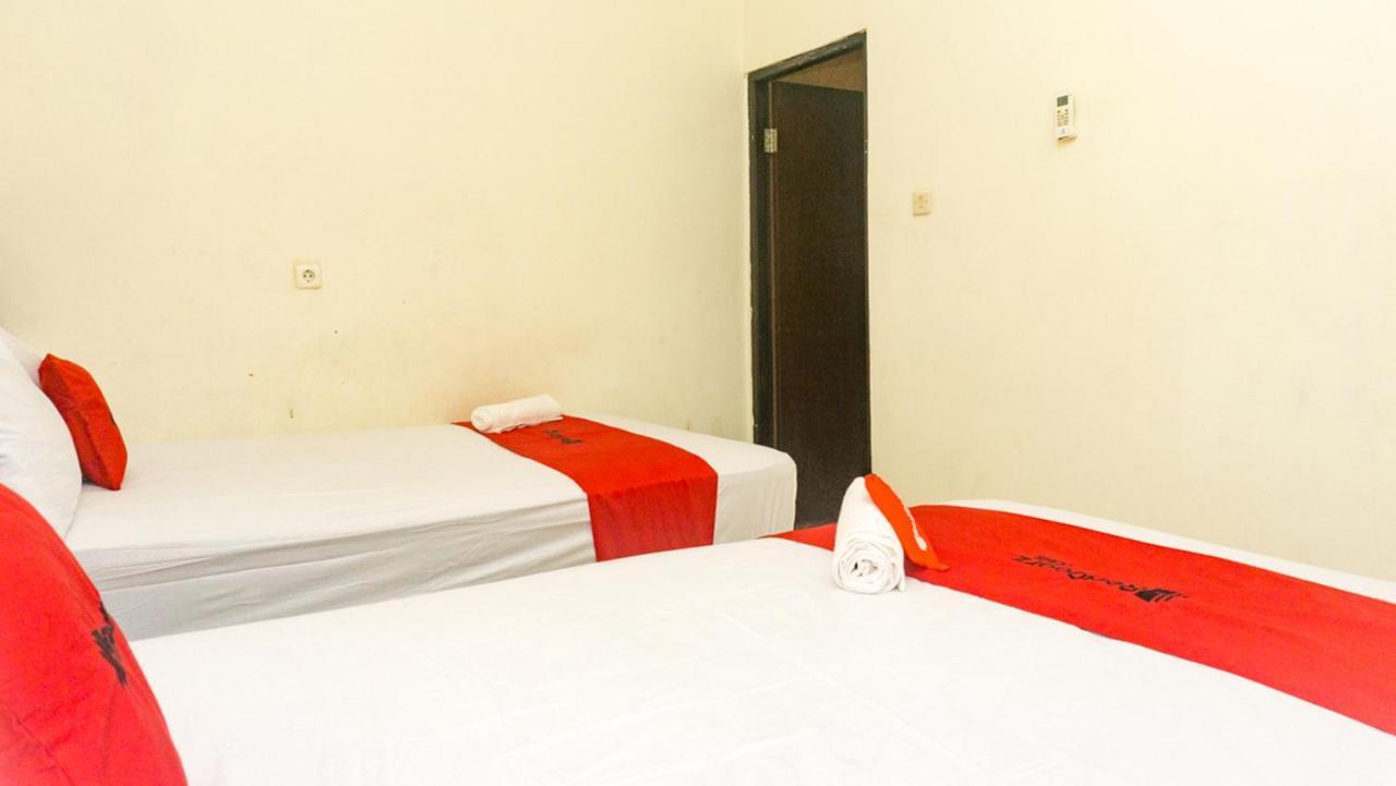 Reddoorz Near Sentani Airport Jayapura Hotel Exterior photo